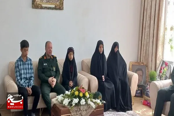 فرمانده سپاه شهدای آذربایجان غربی با خانواده شهید «سیدعباس فاطمیه» دیدار کرد