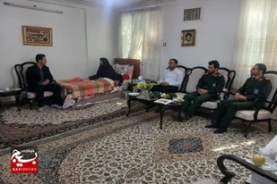 دیدار جمعی از بسیجیان و مسئولین شهر دمق با خانواده شهید مختاری دلیر