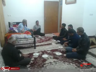 عیادت فرمانده و جمعی از معاونین پایگاه شهدای دزج از برادر بسیجی غلامرضا تقی زاده