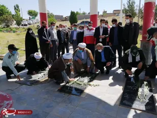 غبارروبی وعطرافشانی مزار شهدای شهرستان ایجرود با حضور مسئولین این شهرستان