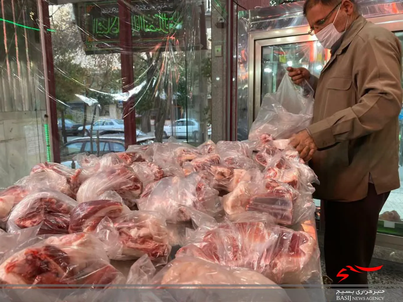 تقدیم 40 بسته گوشت گرم به نیازمندان در شهرکرد
