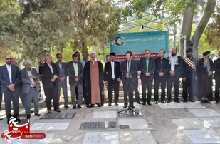 گلباران و عطرافشانی مزار شهدا در بهشت رضا(ع) مشهد