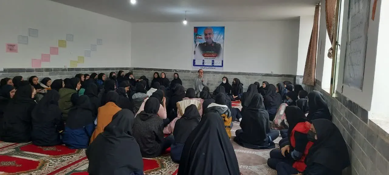 نشست بصیرتی حیات طیبه با حضور دانش آموزان در شاهین دژ برگزار شد