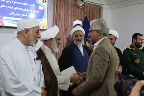 تجلیل نماینده رهبرمعظم انقلاب از حسین اژدهایی خبرنگار میدانی جنگ و روایت حماسه‌های تنگه هرمز