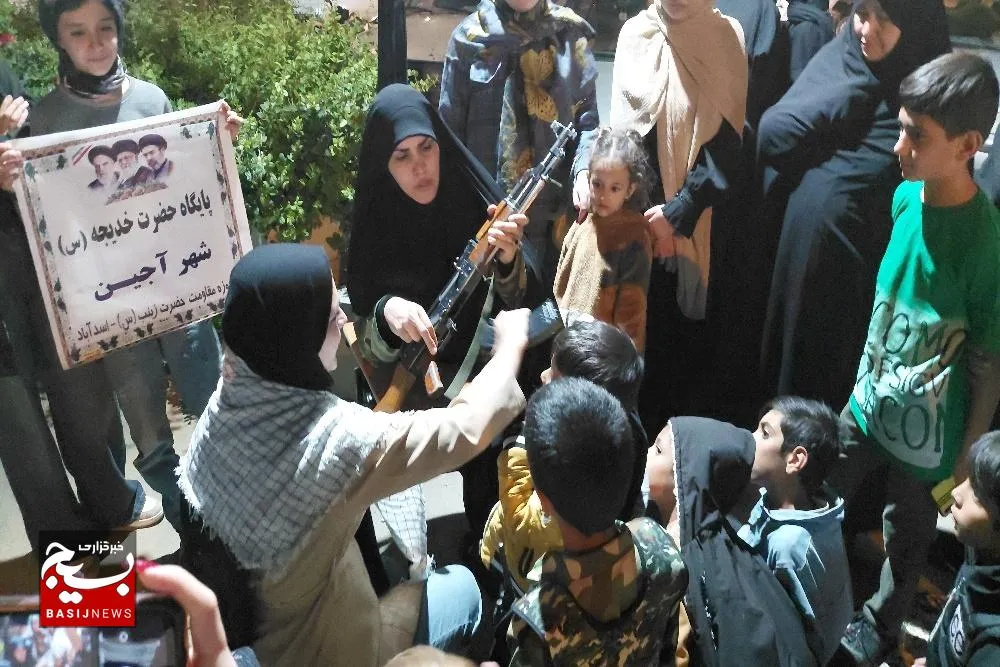 برپایی غرفه نقاشی و کلاس سلاح شناسی در تجمع اقتدار آجین