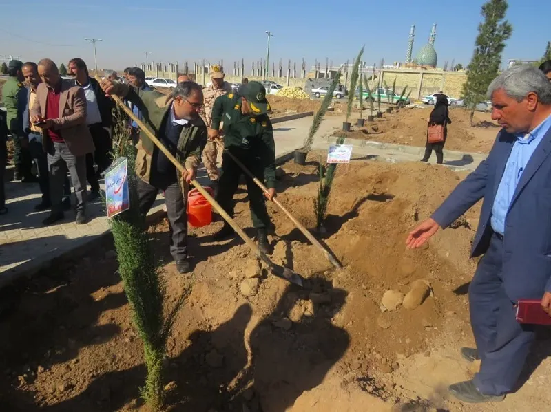 مراسم درختکاری شهرستان هرند با مشارکت ادارات،شرکتها و گردانهای بسیج امام حسین(علیه السلام)