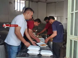 توزیع غذای نذری میان نیازمندان در محله سواران قم