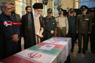 رهبر معظم انقلاب در کنار پیکر مطهر شهید محسن حججی حضور یافتند