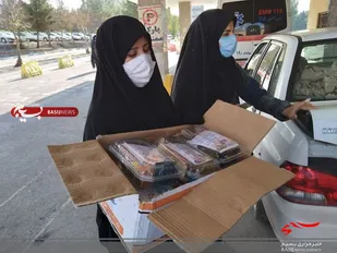 اهداء بسته پذیرایی بسیجیان به کادر درمان بخش کرونایی اسدآباد