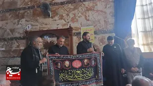 تقدیم بیرق احباب الرضا علیه السلام به موکبدار عراقی