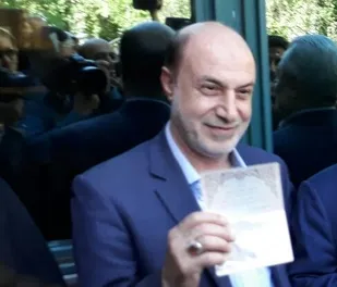 فرماندار همدان رأی خود را به صندوق انداخت