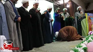 مراسم عمامه گذاری توسط مادران طلاب +فیلم