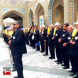 خدمت بی‌وقفه خادمین در ورودی‌های حرم رضوی برای تکریم زائران ایام شهادت امام رضا(ع)