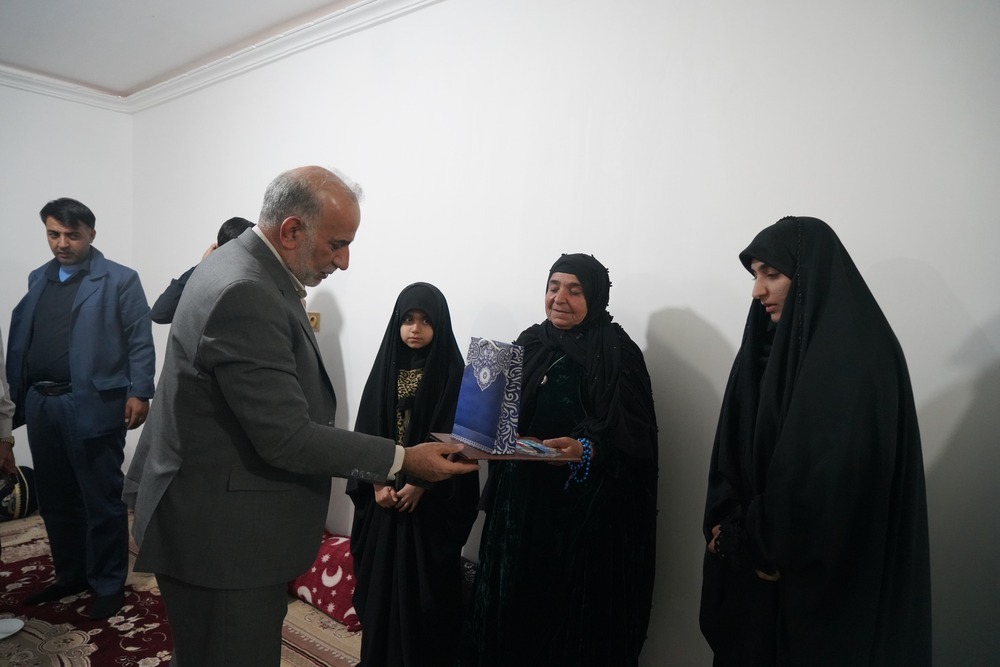 تجلیل مدیرعامل صندوق ذخیره بسیجیان کشور از خانواده شهدا در یاسوج