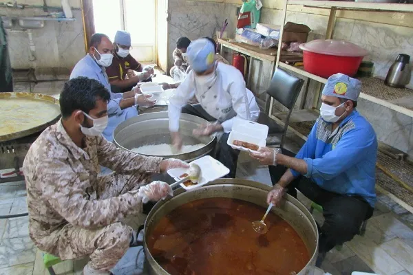 ۵۰۰۰ پرس غذایی گرم در حاشیه شهر سراوان توزیع شد