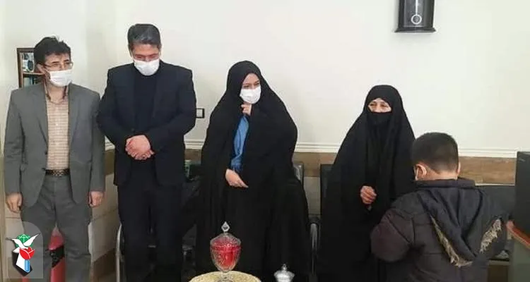 هدیه مادر شهید شهریاری به ۱۲ دانش‌آموز زنجانی