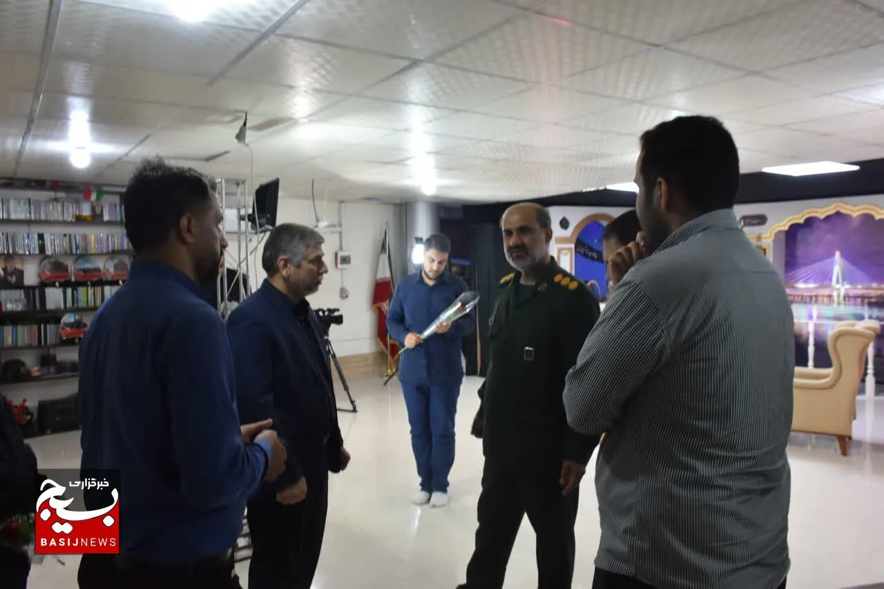 گزارش تصویری بازدید فرماندار محترم اهواز از گروه تلویزیونی و خبرگزاری بسیج وتجلیل از عوامل آن به مناسبت روز خبرنگار