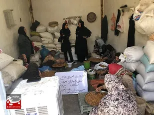تلاش برای زندگی از رج رج گلیم بافی تا پاک کردن مشت مشت خشکبار