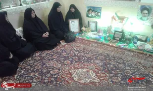دیدار با خانواده شهدا باعث عزت انسان می شود