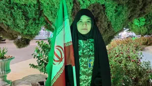 حضور خدمت&zwnj;محور &laquo;رقیه جرجندی&raquo; دانش&zwnj;آموز دبیرستان شهید بهشتی و عضو پایگاه کریمه اهلبیت کوهبنان در میدان شهدا