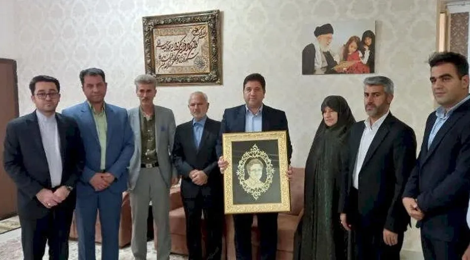 مادر شهید رضایی‌نژاد به‌ عنوان پیشکسوت صنایع‌دستی ایلام تجلیل شد
