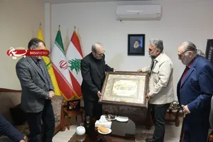 جمعی از هنرمندان شاخص برای عرض تسلیت  شهادت سید حسن نصرالله در دفتر نمایندگی حزب الله حضور یافتند