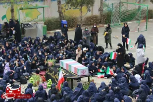 وداع دانش آموزان دختر با پیکر مطهر یک شهید گمنام دفاع مقدس در کیانمهر کرج