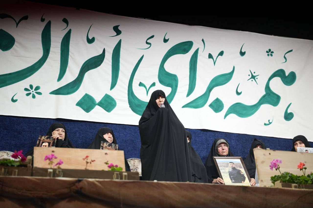 امنیتِ این سرزمین، وامدار دستانیست که فرزندانشان را به راهِ ایران سپردند/ قامتِ فرماندهی که به نمایندگی از مردم ایران، پیشِ مادران شهدا خم شد امنیتِ این سرزمین، وامدار دستانیست که فرزندانشان را به راهِ ایران سپردند/ قامتِ فرماندهی که به نمایندگی از مردم ایران، پیشِ مادران شهدا خم شد