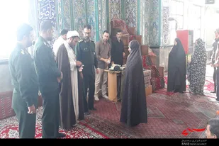 تحویل رایگان عینک توسط بسیج سازندگی در روستای رسول&zwnj;آباد بهار