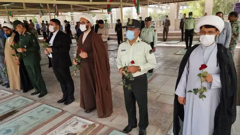 قبور مطهر گلزار شهدای زرند غبار روبی و عطر افشانی شد