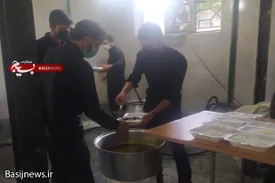 توزیع غذای نذری توسط حوزه شهید خادم پر همدان