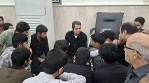 مجری برنامه سمت خدا پای صحبت نوجوانان نشست