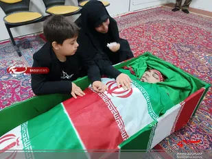 خداحافظی خانواده شهید اغتشاشات سلمان امیر احمدی با پیکر وی