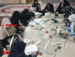 صحافی و مرمت کتب ادعیه و قرآن توسط نوجوانان بسیجی