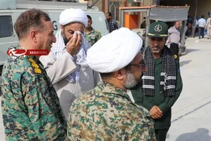 طلاب و روحانیون بسیجی تا آخرین لحظه در کنار. زلزله زدگان غرب هرمزگان هستند