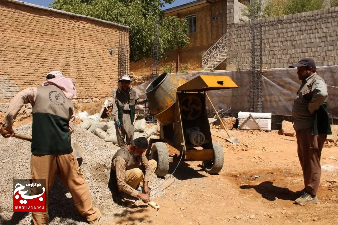 بازسازی و مرمت دیوار خانه مادر شهید باباحیدری