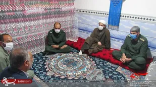 فرمانده سپاه بردسیر با خانواده شهدای مدافع حرم شهرستان دیدار کرد