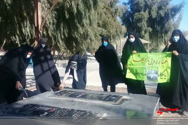 غبارروبی مزار شهدا توسط خواهران بسیجی بنجار