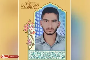 بسیجی ایستاده است تا پرچمِ انقلابِ امام خمینی(ره) را به انقلابِ حضرت مهدی(عج) برساند