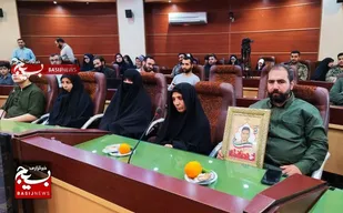 تجلیل از عوامل و بازیگران نمایشواره اردیبهشت مقاومت با حضور خانواده معزز شهید روح الله عجمیان در سپاه کربلا