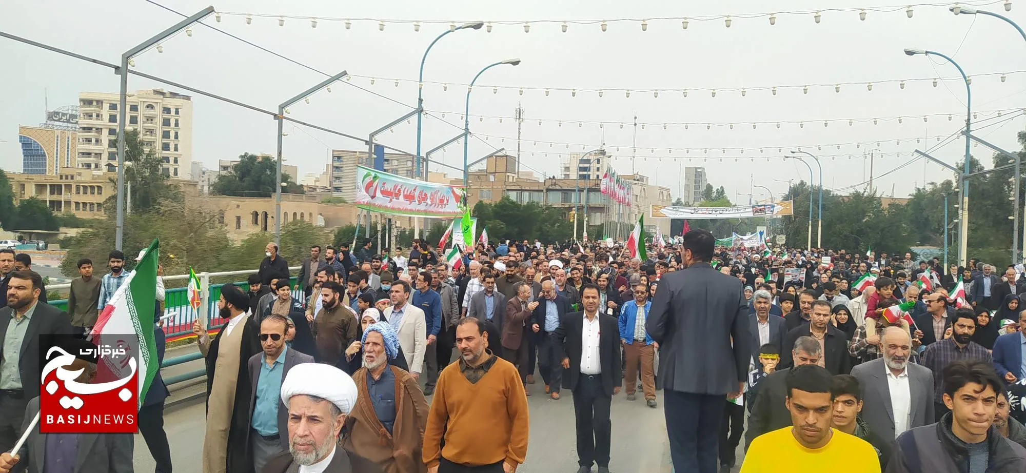 از نسل اول تا چهارم انقلاب اسلامی همقدم در راهپیمایی ۲۲ بهمن ۱۴۰۲