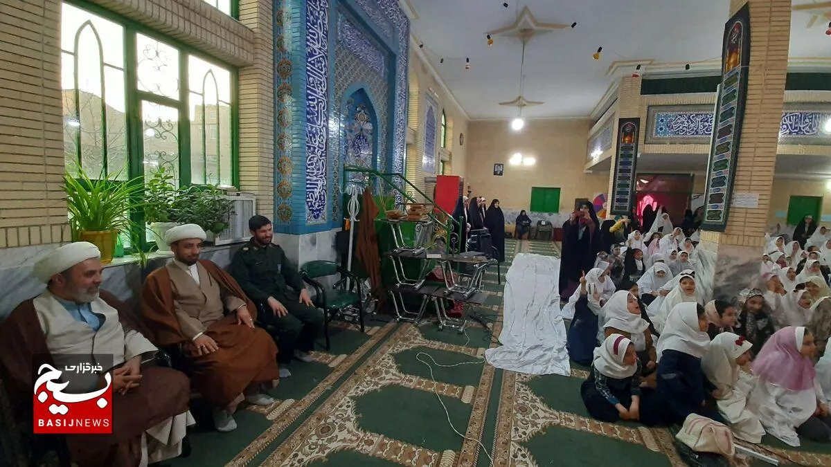 جشن ۲۱۳ روزه اولی‌ همزمان با اعتکاف دانش‌آموزی در قوچان