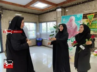 اهداء گل به بانوان به مناسبت هفته عفاف و حجاب
