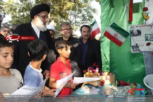 نمایشگاه هفته دفاع مقدس در آستان مقدس امام زاده محمد(ع) کرج افتتاح شد