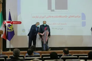 اهدای تبلت به دانش آموزان توسط کمیته امداد آذربایجان شرقی