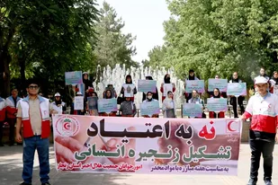 جوانان هلال احمر زنجان زنجیره انسانی "نه به اعتیاد" تشکیل دادند