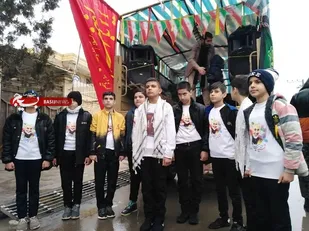 برگزاری سرودهای انقلابی به صورت سیار توسط بسیجیان گردان ۱۱۲ حضرت امام حسین علیه السلام