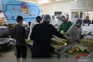 توزیع 3000پرس غذای گرم بین نیازمندان وآسیب دیدگان کرونا به همت گروه جهادی سیدالشهداء (ع) استان زنجان