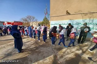 بسته های لوازم التحریر بین دانش آموزان در زاهدان توزیع شد