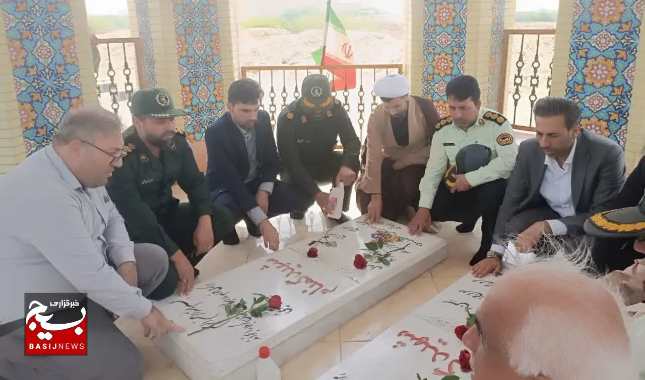 عطر افشانی وگلباران مزار مطهر شهدای گمنام شهرستان بندرسیریک 